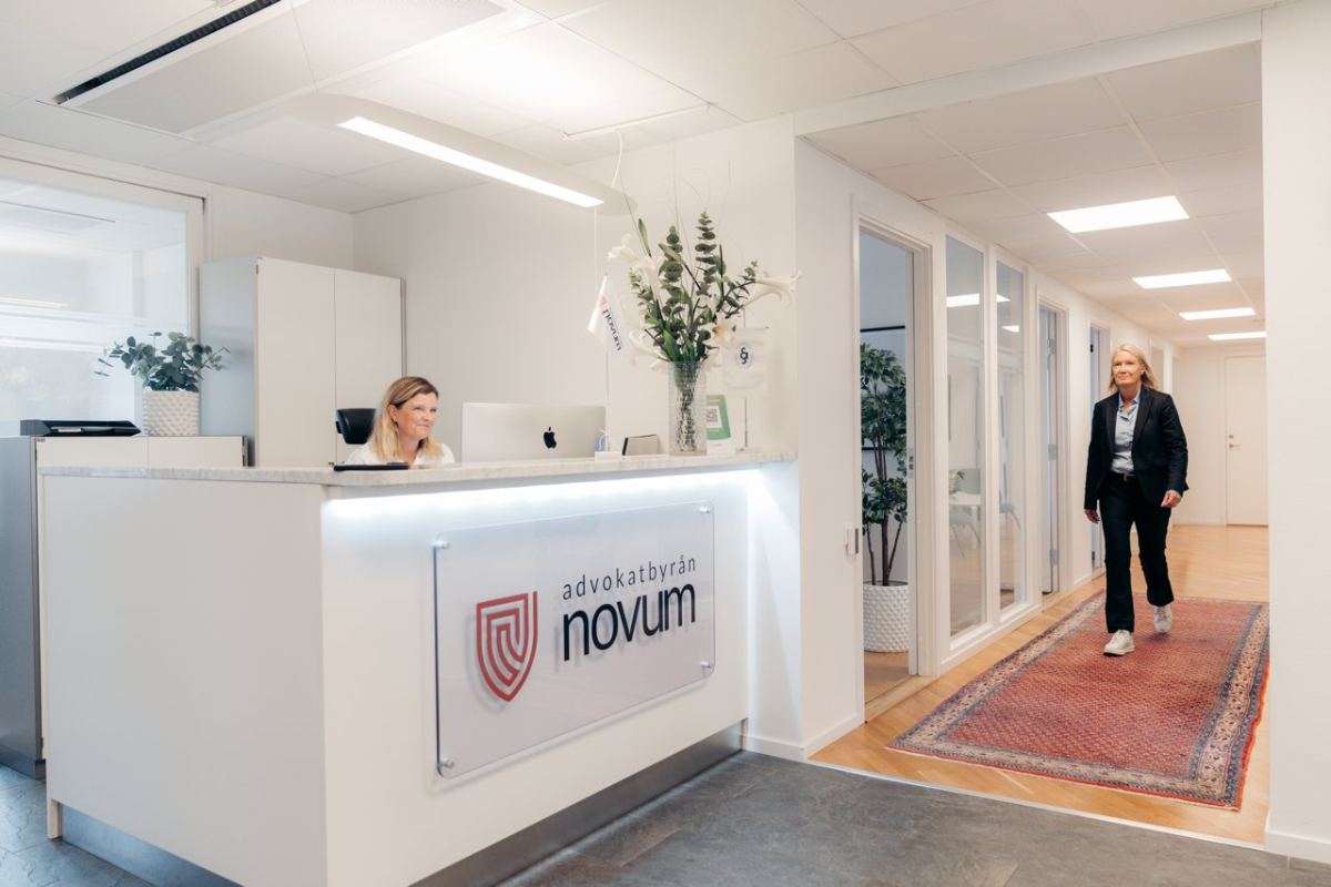 Advokater i samtal på Advokatbyrån Novums kontor