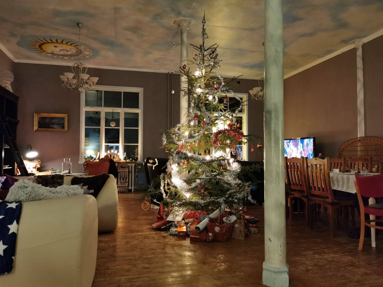 Rymligt allrum med pelare och målat tak i mangårdsbyggnaden