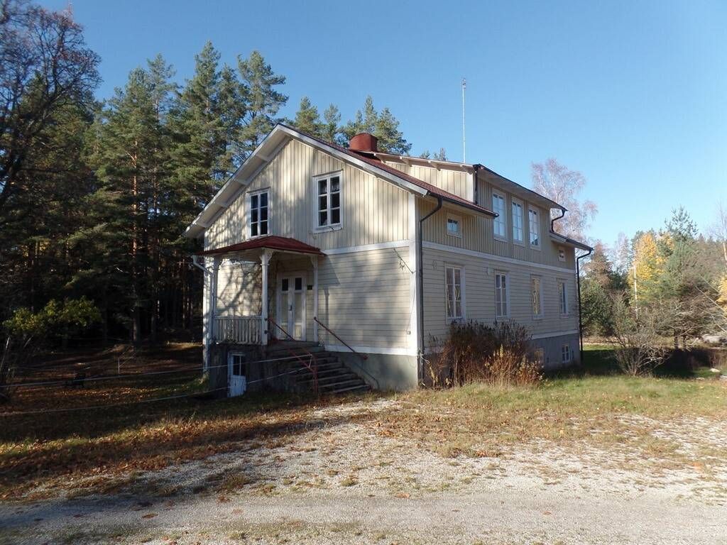 Gul flygel i två plan med veranda på Finnvägen 6 i Ramsberg
