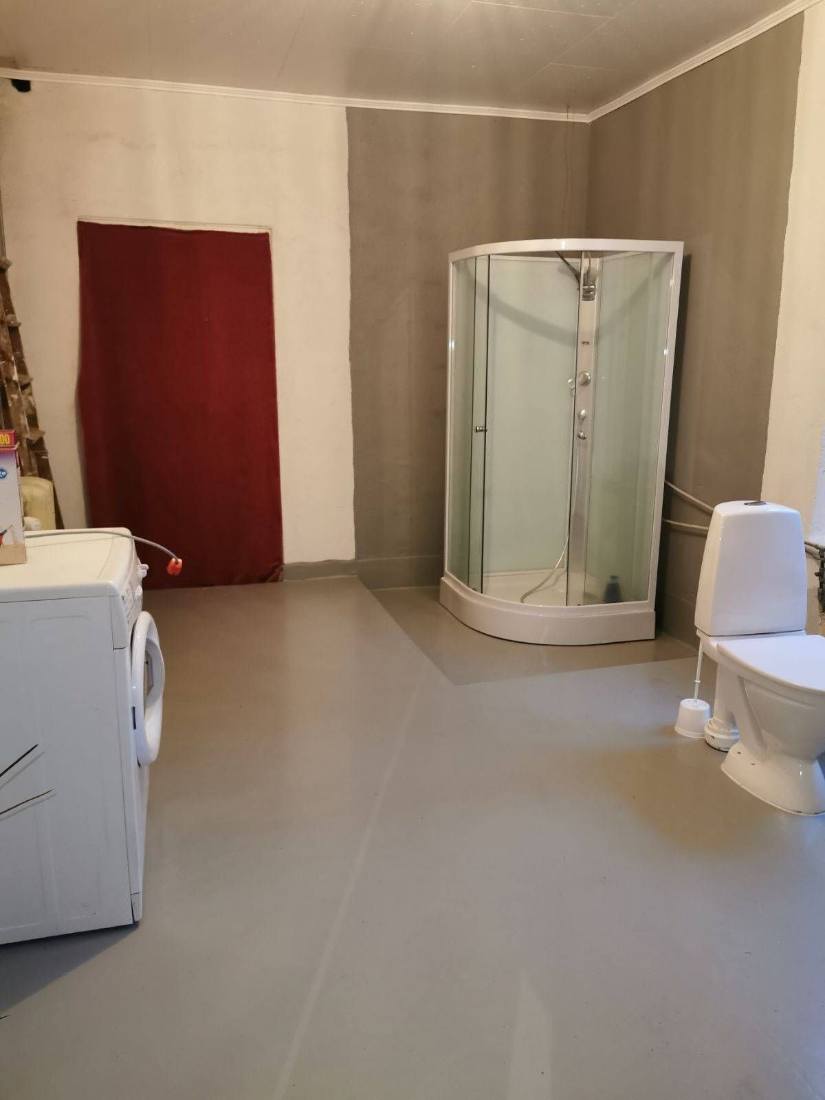 Tvättstuga med duschkabin och toalett