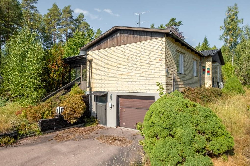 Gavel med gult tegel och fönsterband på villan i Valskog