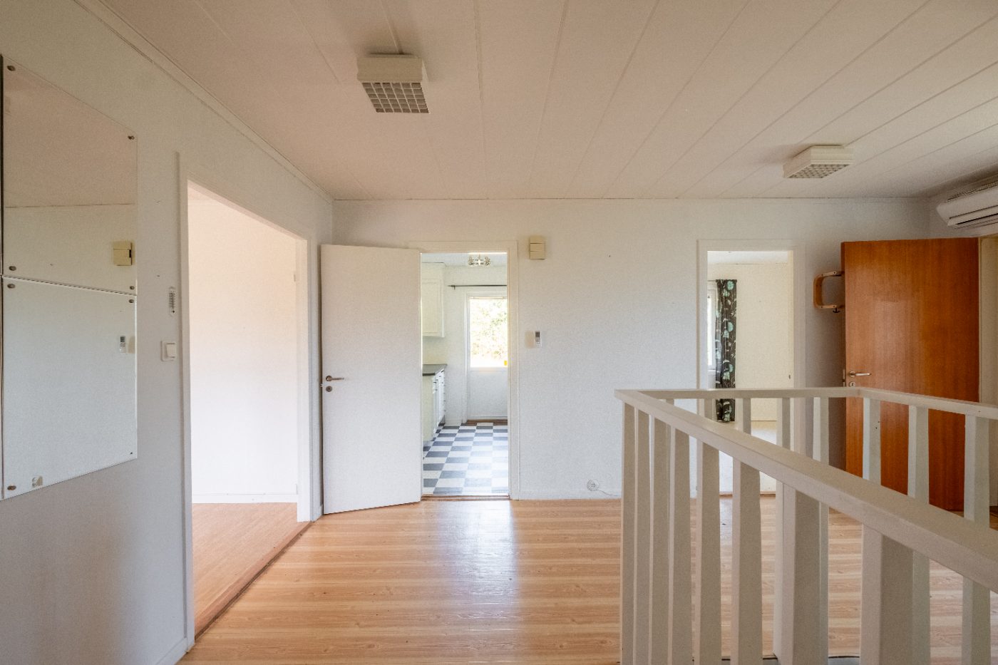 Trappa från entréplanet ner till källarplanet